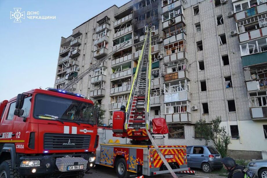 Bombeiros apagam incêndio em um prédio residencial após um ataque russo na cidade de Smila, região de Cherkasy, em meio à invasão russa da Ucrânia, em 29 de junho de 2025.