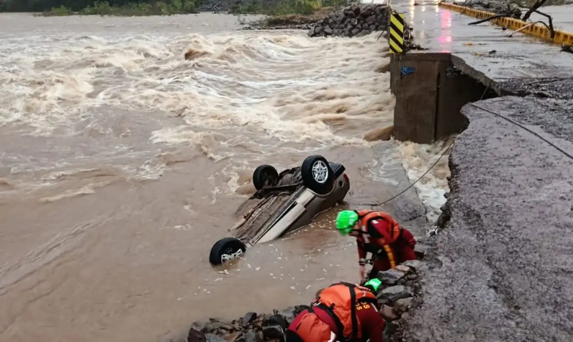 O grande volume de chuvas que causou estragos em diversas localidades do Rio Grande do Sul desalojou 5.958 pessoas até o momento