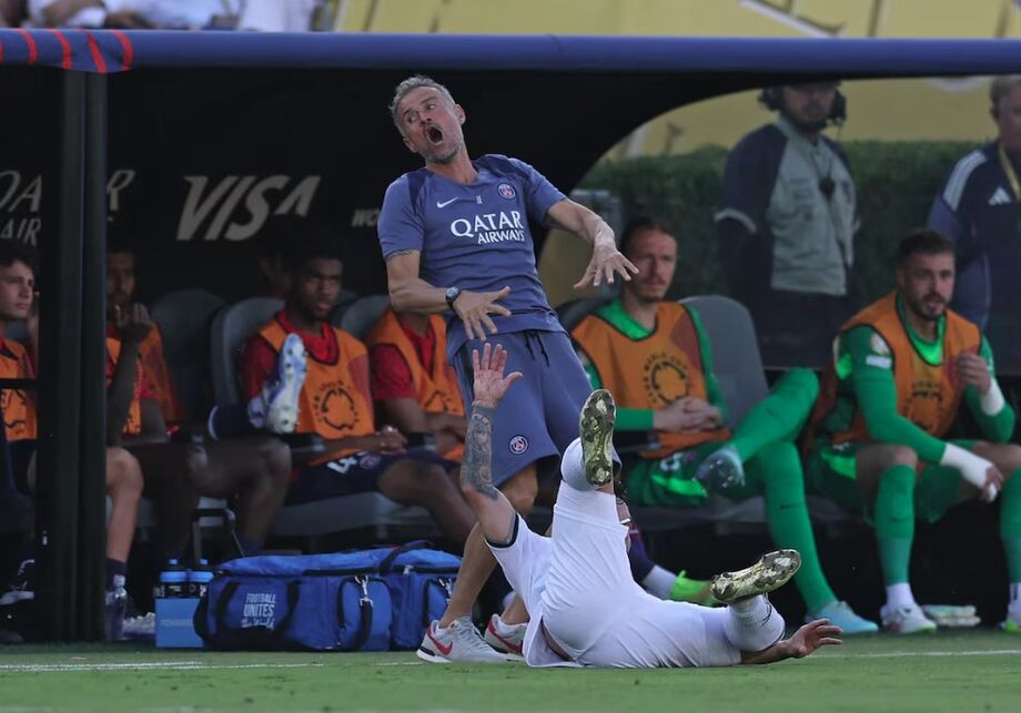 Luis Enrique reage após queda de jogador do Botafogo à sua frente, em Pasadena