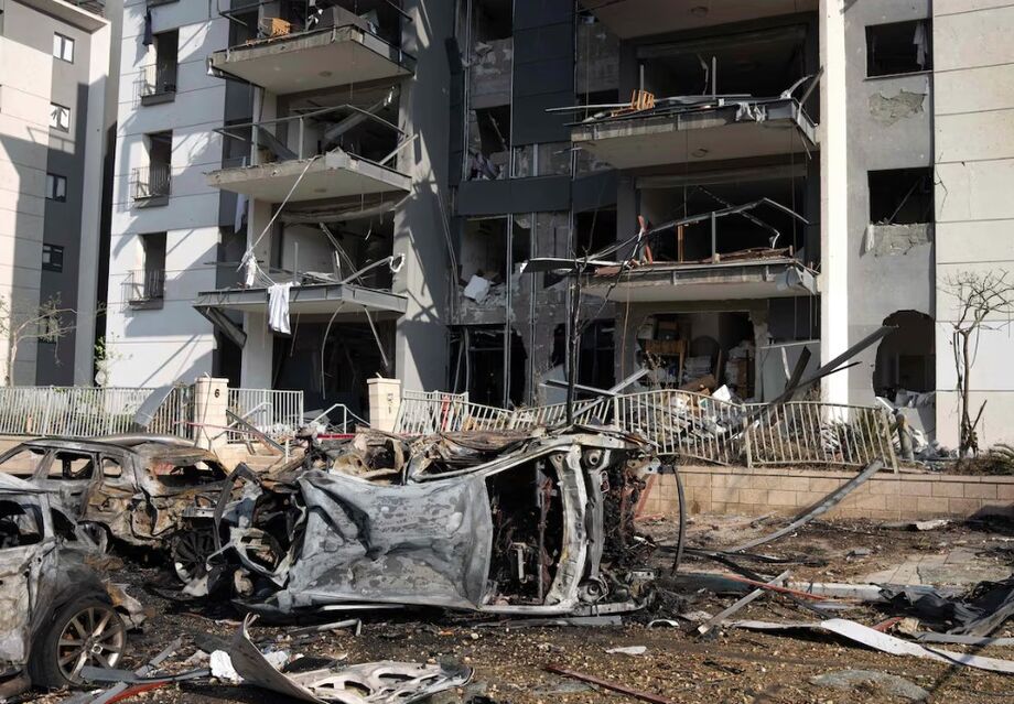 Prédio atingido por mísseis iranianos numa área residencial em Beersheba, no sul de Israel
