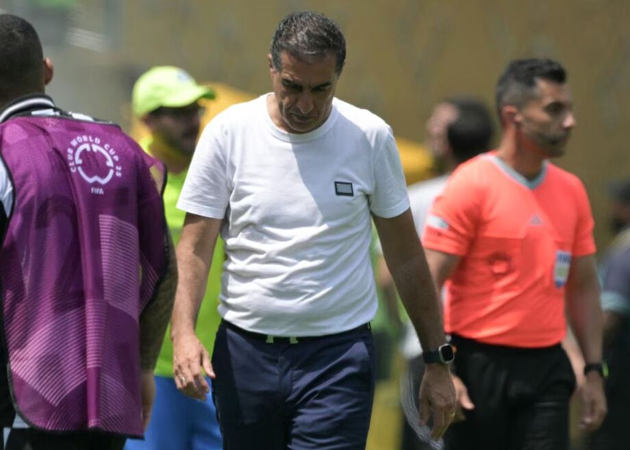 Renato Paiva durante a partida entre Botafogo e Palmeiras na Filadélfia, em 28 de junho de 2025