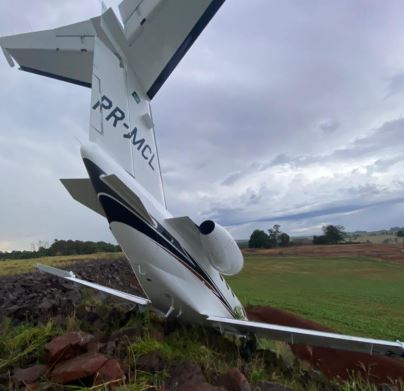 Vista dos danos na aeronave após parada total.