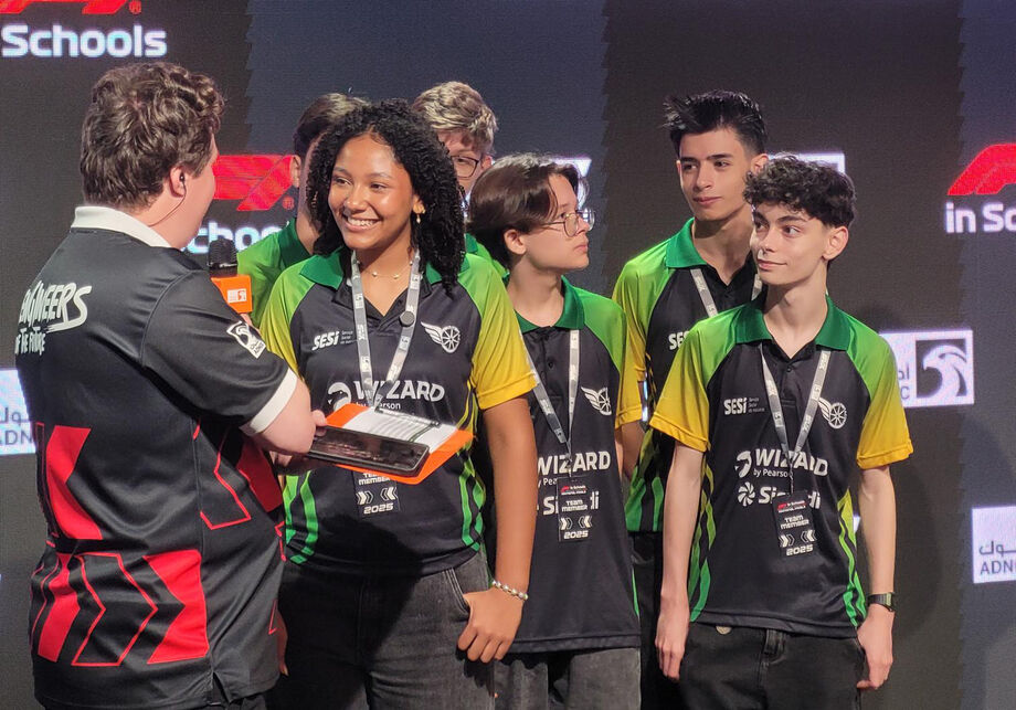 Alunos da BR Racing recebem medalhas no palco do torneio, após apresentarem seu projeto com sucesso para jurados internacionais.