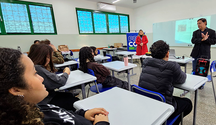 Em sala de aula, alunos do ensino médio ouvem explicações sobre como usar bem o dinheiro no projeto de educação financeira em Campo Grande.