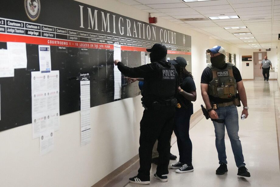 Imagem do dia 27 mostra agentes do serviço de imigração dos EUA durante uma batida a um tribunal de imigração. Prisões de imigrantes se intensificam nos EUA desde o retorno de Trump à presidência