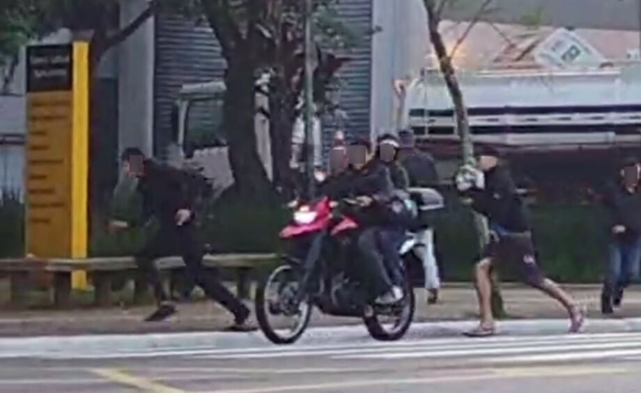 Homens fogem após assalto a moto perto do Terminal João Dias, na zona sul.