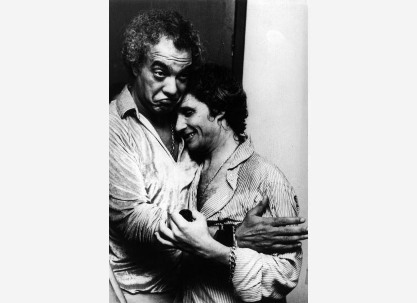 Os cantores e compositores Erasmo Carlos e Roberto Carlos em momento de descontração, São Paulo, SP. 18/12/1981.