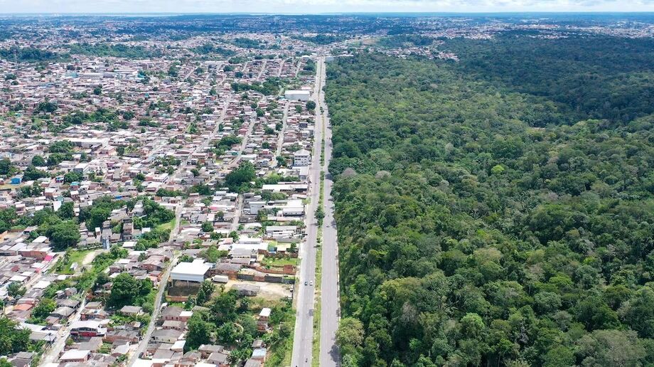 Vista geral da cidade de Manaus, com avenida separando floresta e ocupação urbana