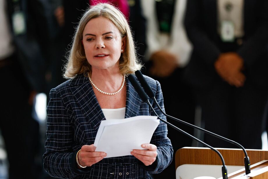 A ministra Gleisi Hoffman chamou Eduardo Bolsonaro e Carla Zambelli de fugitivos conspiratórios