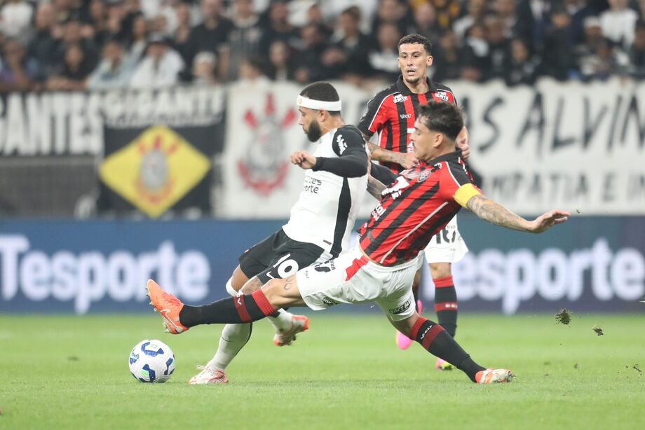 Memphis Depay durante partida entre Corinthians e Vitória, na Neo Química Arena