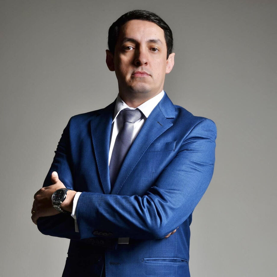 Eliton Carlos Ramos Gomes, advogado, Especialista em Direito Público, Conselheiro Seccional da OAB/MS, ex-Presidente da Comissão dos Advogados Publicistas da OAB/MS.