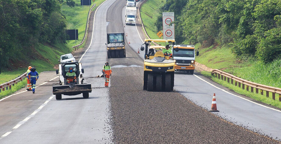 Sinalização de pare-e-siga em trecho da BR-163/MS durante obras de manutenção