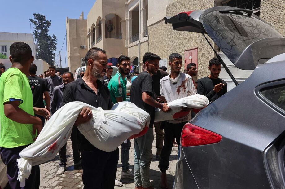 Imagem mostra palestinos carregando corpos de vítimas de um ataque israelense próximo a um centro de distribuição de ajuda humanitária nesta segunda-feira, 30, na Faixa de Gaza