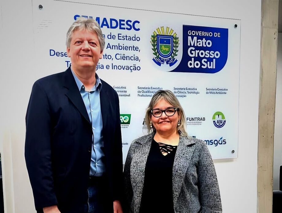 Rosimeire Costa, presidente do Concen-MS, ao lado do secretário Jaime Verruck durante reunião na Semadesc para discutir isenção de ICMS e mercado livre de energia.