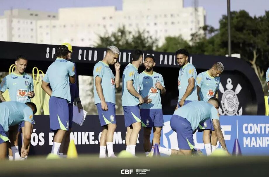 Volante Éderson (segundo atleta da direita para esquerda em pé) em treinamento pela Seleção