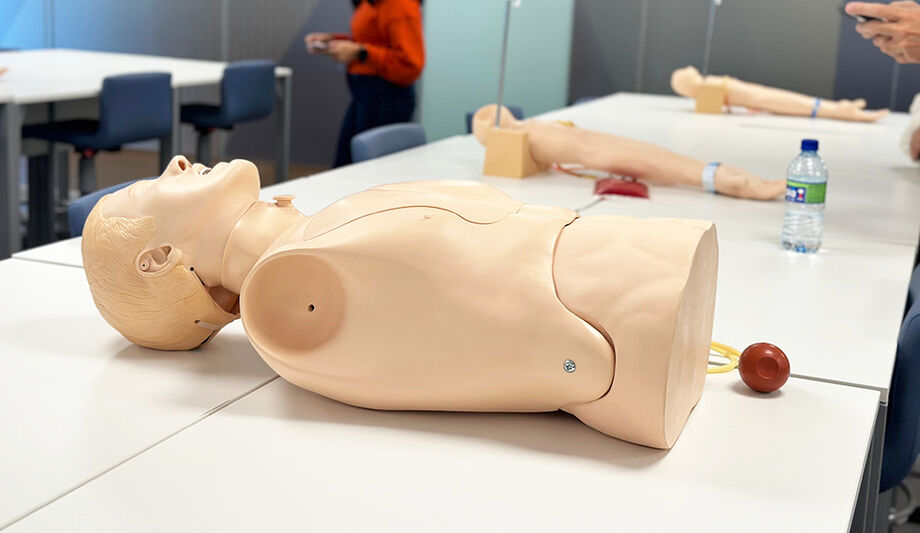 Simuladores e dispositivos tecnológicos estão à disposição dos alunos para desenvolver habilidades técnicas essenciais à prática médica segura e eficaz.