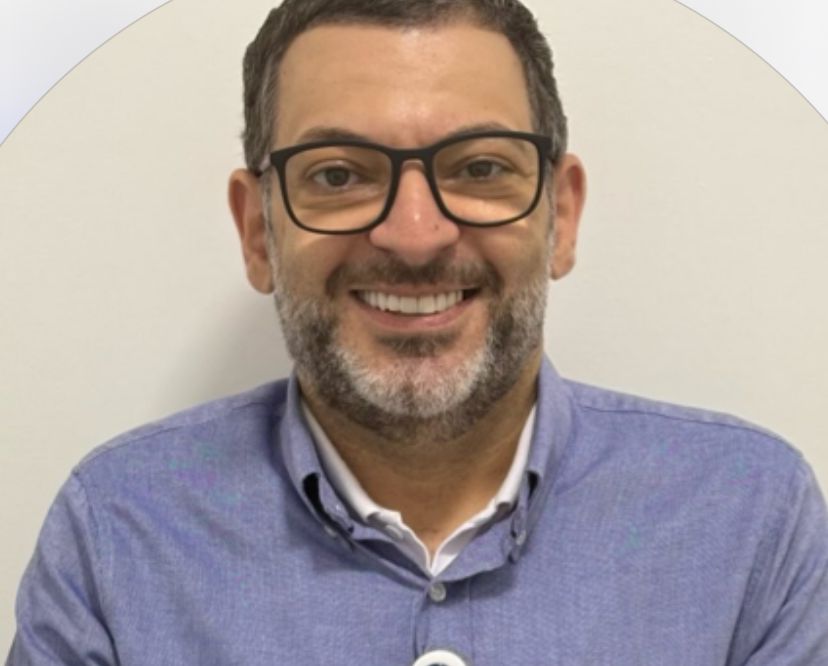 André Afif Elossais, servidor da Santa Casa de Campo Grande, caiu do sexto andar do hospital e não resistiu. A polícia investiga o caso como possível suicídio.