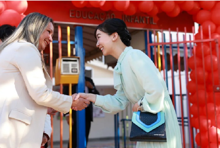 A princesa Kako, da família imperial japonesa, cumprimenta a estilista sul-mato-grossense Zanir Furtado durante visita oficial a Campo Grande.