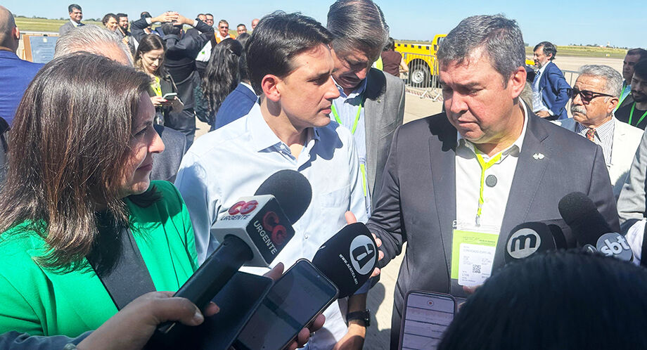 Os ministro Silvio Costa Filho (Portos e Aeroportos), Simone Tebet (Planejamento) e o governador Riedel destacando a importância da medida no Estado
