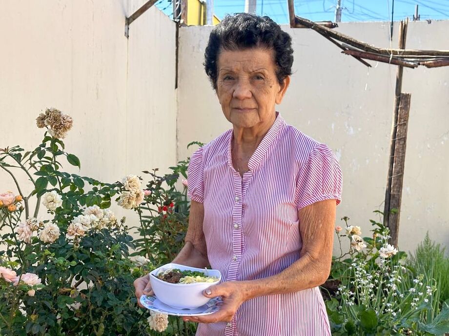 Aos 81 anos, Kimie Guenka mantém viva a tradição do sobá em Campo Grande.