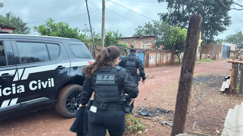 Polícia Civil e Força Tática cumprem mandados contra membros de facção criminosa em operação realizada nesta segunda-feira em Dourados (MS)
