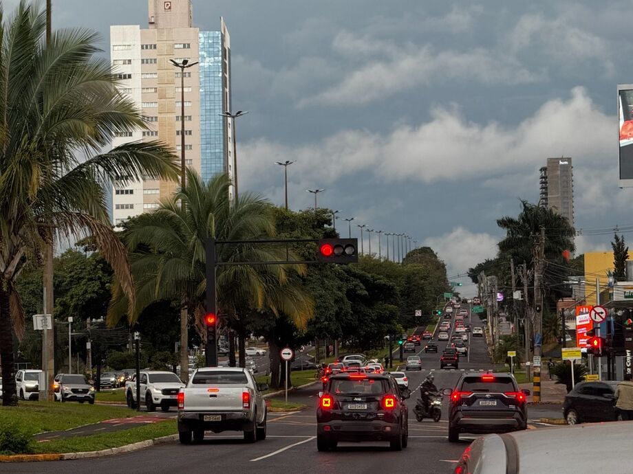 Mesmo com a chegada do frio, manhã de segunda-feira tem trânsito intenso nas ruas de Campo Grande.
