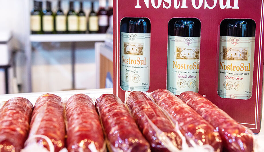 grande destaque da feira são os produtos feitos por famílias do Sul do Brasil, que trabalham com receitas caseiras e ingredientes naturais