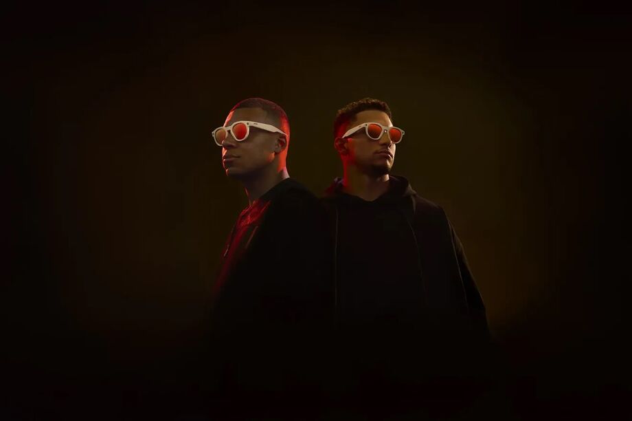 Ilustração promocional dos óculos inteligentes Oakley Meta HSTN, que combinam estilo moderno com tecnologia de ponta, como câmera e comando de voz.