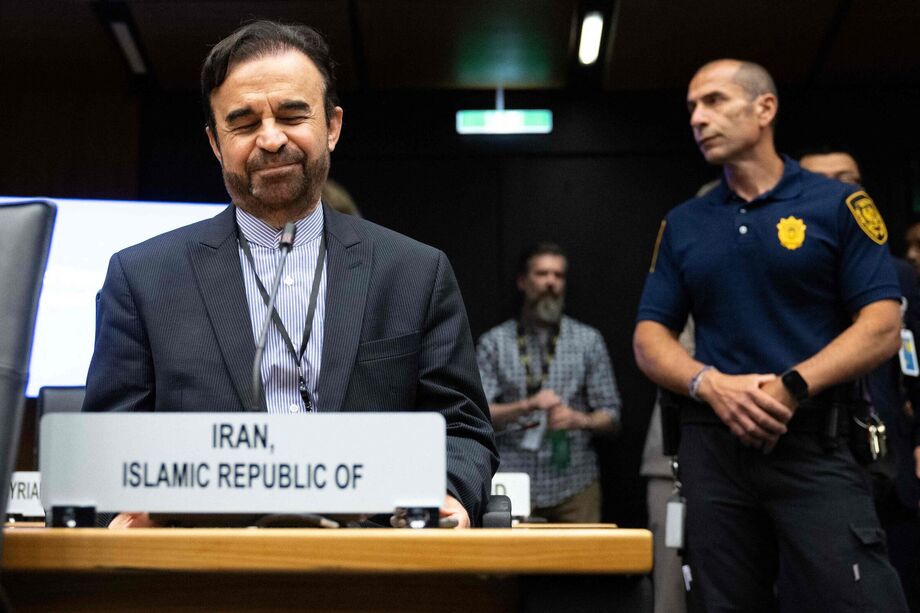 Imagem do dia 23 mostra o embaixador do Irã para a AIEA, Reza Najafi, durante uma reunião na sede da agência da ONU em Viena, Áustria. Parlamento iraniano quer acabar com a cooperação entre Teerã e o órgão fiscalizador da ONU para energia nuclear