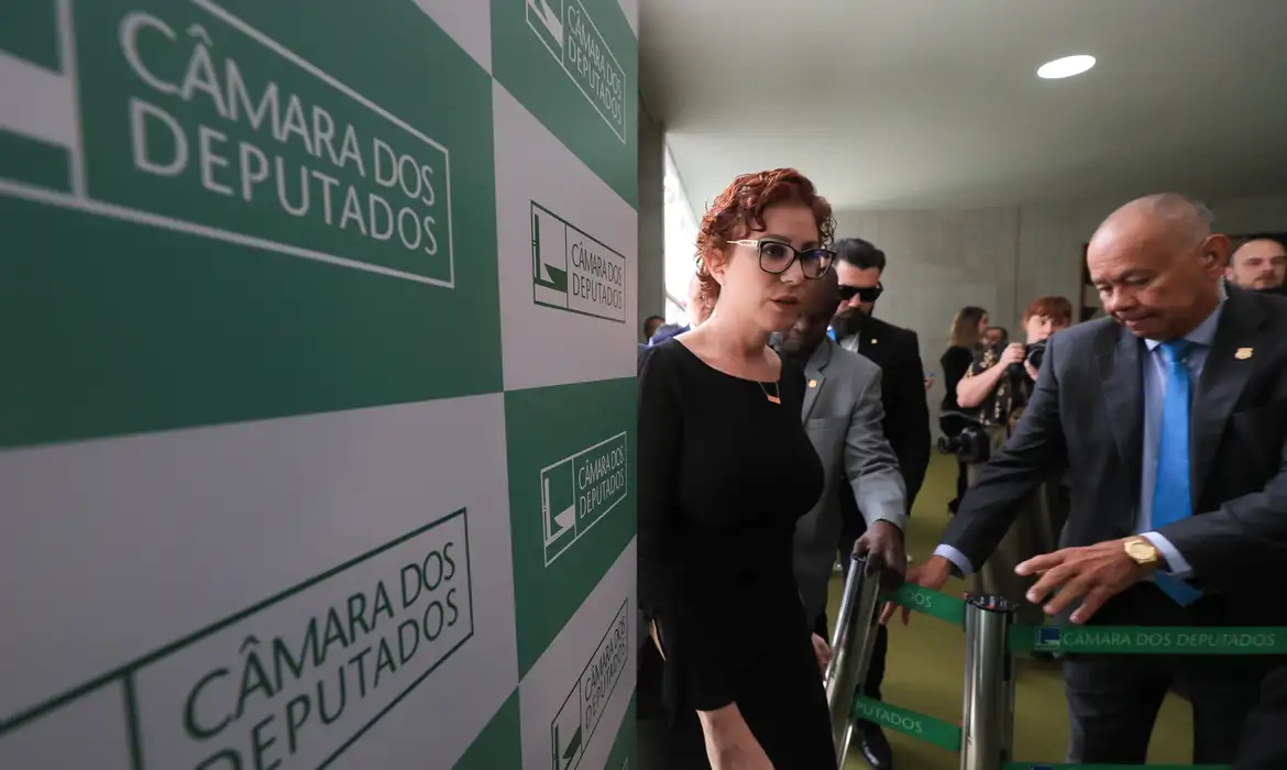 Hugo Motta afirma que medidas em relação a Zambelli já estão em andamento
