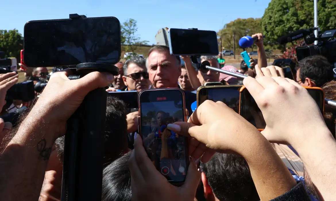 Bolsonaro na PF para colocar tornozeleira eletrônica