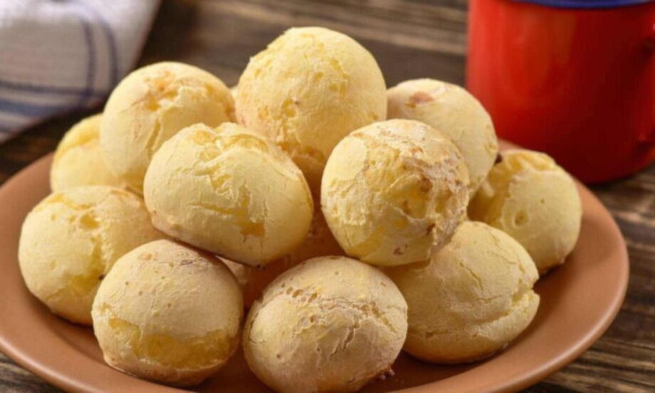 Menina comeu pães de queijo e bolo antes de passar mal
