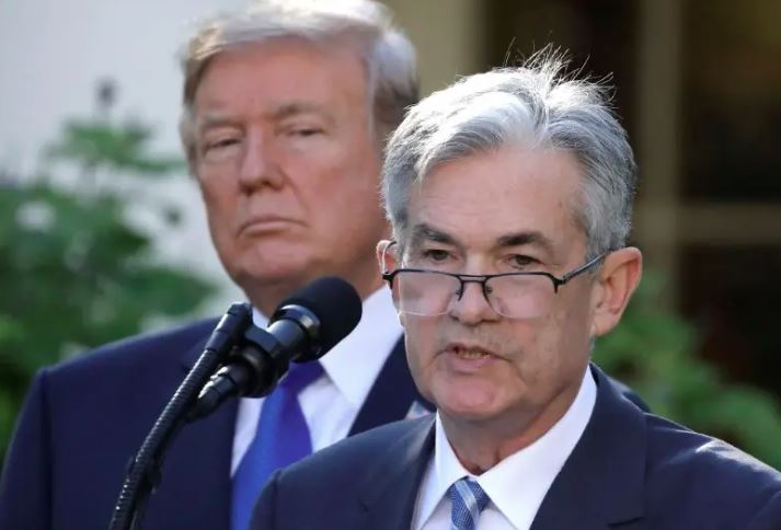 Presidente dos EUA, Donald Trump, observa o chair do Fed, Jerome Powell