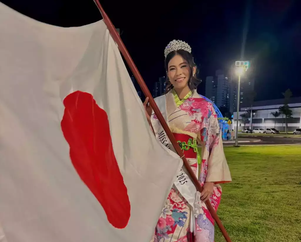 Mariáh Arakaki, Miss Nikkey MS 2025, participa de cerimônia com traje tradicional e bandeira do Japão