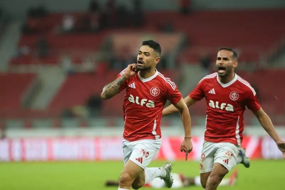 Internacional marca nos acréscimos, supera Vitória e quebra jejum de 6 jogos no Brasileiro