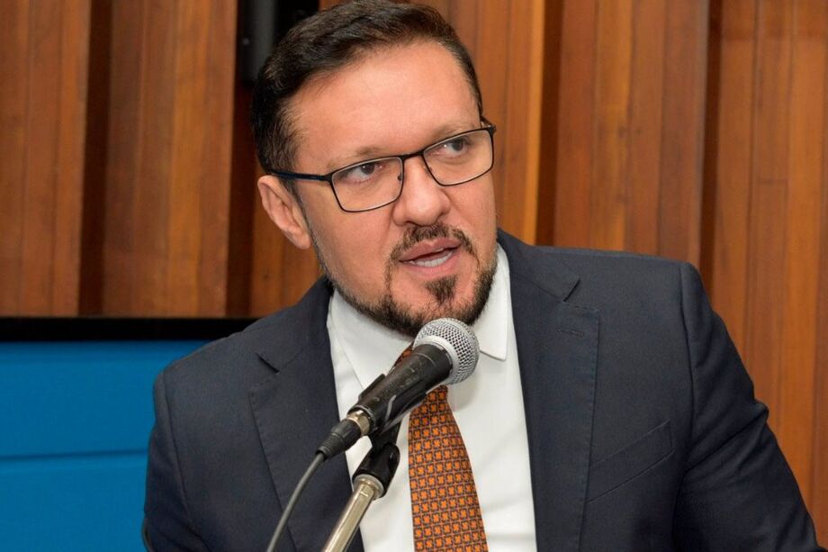 Deputado Lucas de Lima lidera projetos na Alems para melhorar transporte acessível e combater maus-tratos a animais
