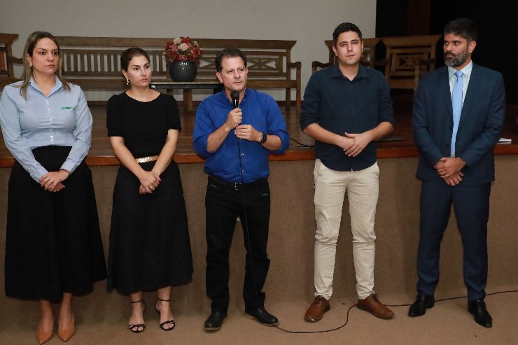 Renato ao lados dos palestrantes durante seminário em Bela Vista. As certidões para terras de fronteira passam a valer 90 dias após ação da Frente Parlamentar