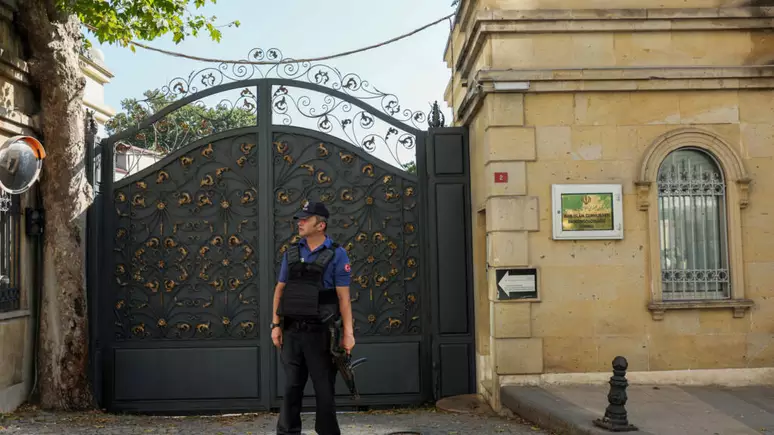 Policial guarda entrada do consulado iraniano em Istambul, onde enviados do Irã, França, Alemanha e Grã-Breanha discutem o programa nuclear iraniano, em Istambul, Turquia