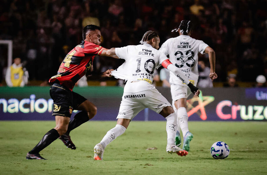 Com 1 a menos, Santos arranca empate em 2 a 2 com o Sport e deixa a zona de rebaixamento