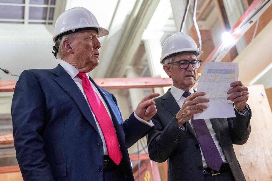 Donald Trump e Jerome Powell conversam durante encontro na sede do Fed; BC dos EUA decidiu manter juros entre 4,25% e 4,5%