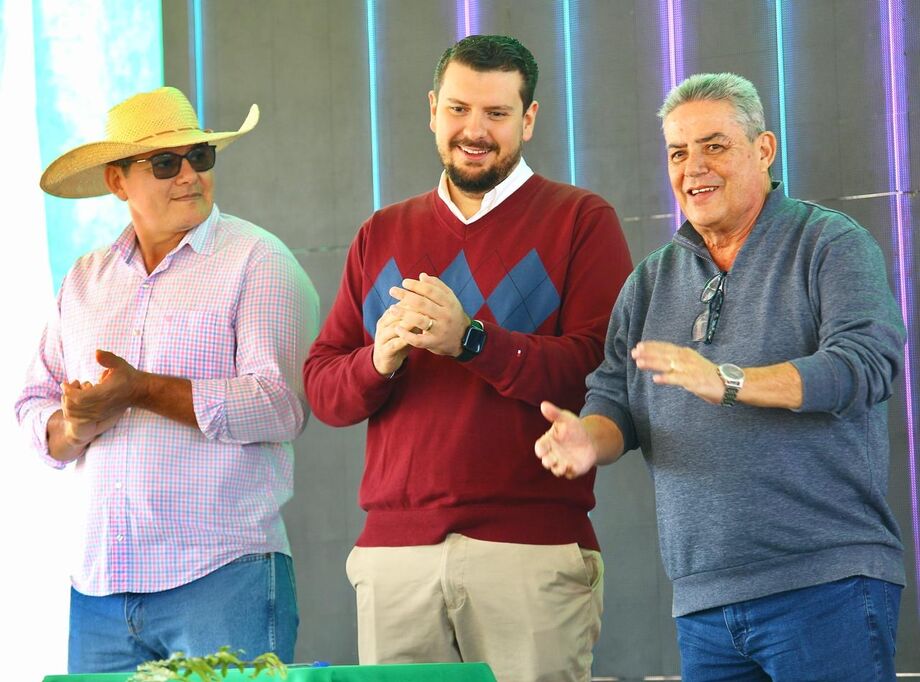 Da esquerda para a direita, o presidente da Câmara de Vereadores de Nioaque, vereador Reinaldo Garcia de Andréa (PP), o prefeito André Guimarães e Marco Aurélio Santullo, presidente estadual do Progressistas (PP-MS).