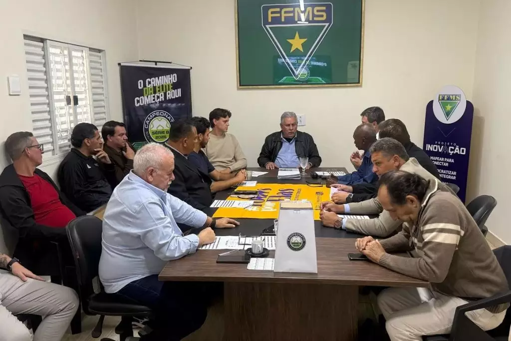 Dirigentes de clubes e membros da FFMS durante reunião que definiu a Série B do Campeonato Estadual de 2025.