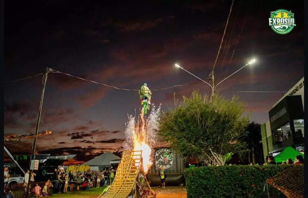 Show noturno com salto de moto por rampa em chamas é uma das atrações mais esperadas do grupo.