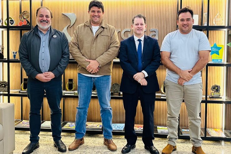 Paulo Roberto (diretor-presidente da Energisa), Rodrigo Basso (prefeito de Sidrolândia), deputado Renato Câmara e Cleyton Martins (secretário de Abastecimento e Agricultura de Sidrolândia), durante reunião sobre a ampliação da rede elétrica nas agrovilas
