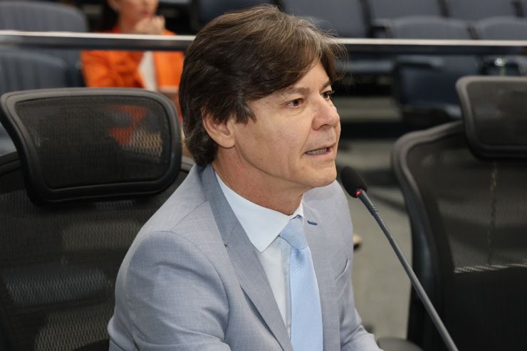 Calçada em torno de escola municipal vai ajudar a reduzir acúmulo de lixo e água, diz deputado