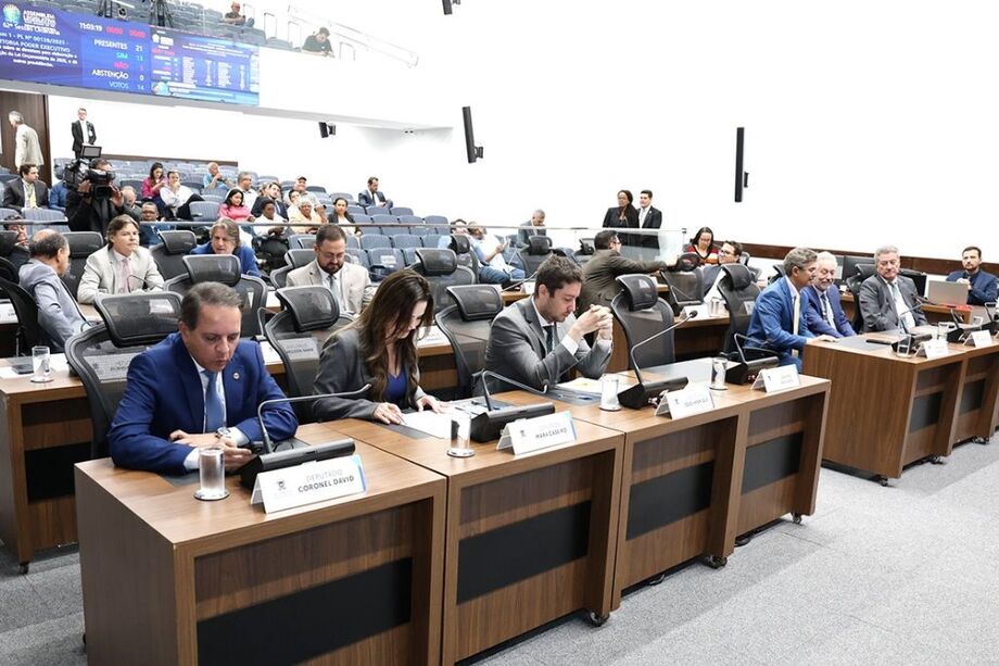 Deputados estaduais analisam e votam os projetos durante a sessão plenária da Assembleia Legislativa