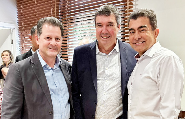 Deputado Renato Câmara, governador Riedel e o prefeito de Dourados Marçal Filho. Obras em Dourados incluem recapeamento, ampliação hospitalar e novas moradias, somando mais de R$ 600 milhões em investimentos