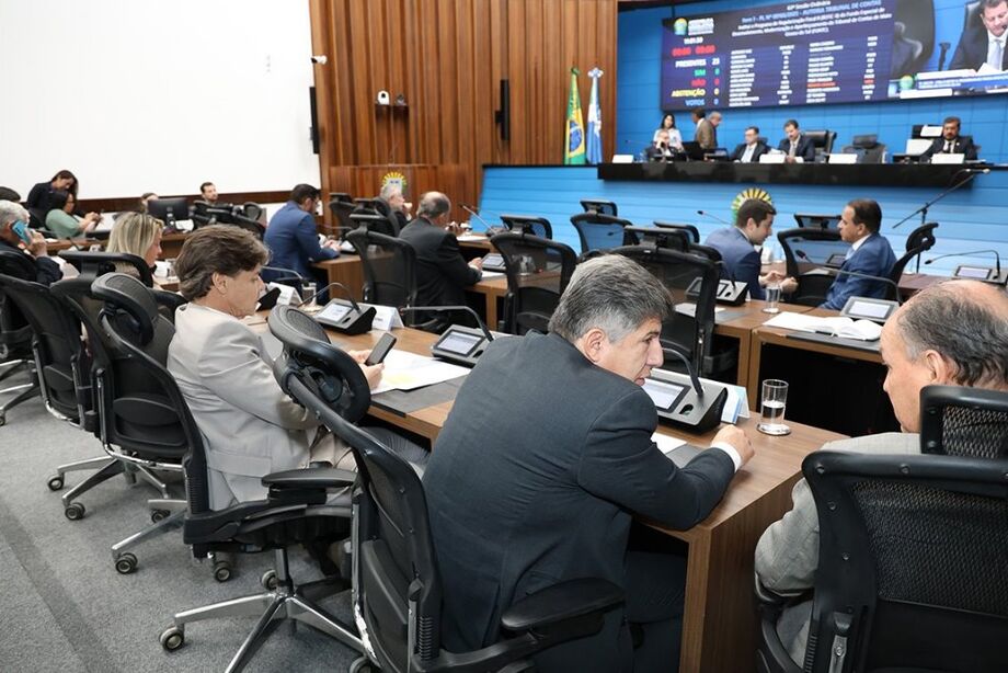 A sessão é transmitida ao vivo pelos canais de comunicação da Casa de Leis e pode ser acompanhada presencialmente