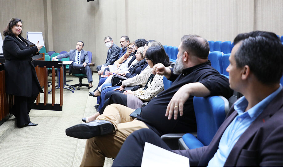 A juíza Katy Braun do Prado, titular da Vara da Infância, da Adolescência e do Idoso de Campo Grande, coordenou nesta terça-feira, dia 1º de julho, uma importante reunião no Fórum da capital