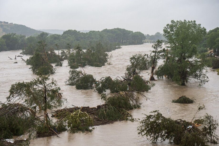 Rio Guadalupe transbordou e deixou rastro de destruição no centro do Texas